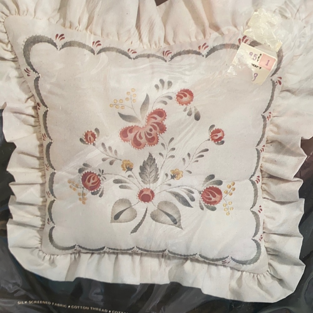 Vintage 80s candlewicking ruffled Pillow kit BoHo Country flower spray 14” x 14